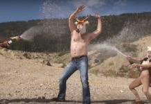 Le nouveau clip déjanté de John Dear