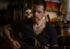 Ricky Warwick interprète ‘Psycho’ dans une vidéo live acoustique