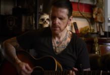 Ricky Warwick interprète ‘Psycho’ dans une vidéo live acoustique
