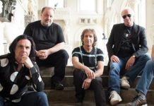 L’Antiversaire: un 4×4 aux roues surdimensionnées dans une salle de spectacle