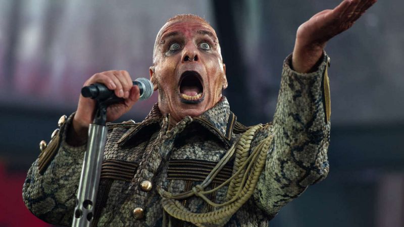 Till Lindemann en pleine performance avec Rammstein