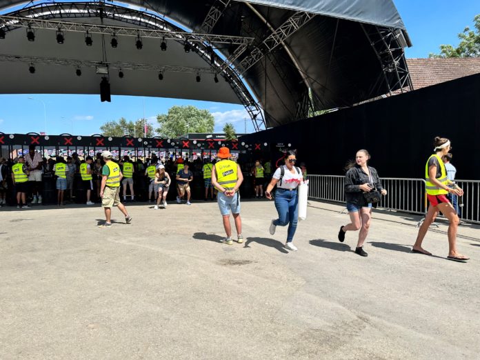 À l'ouverture des portes, les fans se pressent pour aller prendre leur place au premier rang de la Grande Scène.