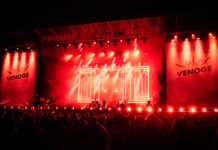 CARPENTER BRUT + THE YOUNG GODS + THE INSPECTOR CLUZO + TAGADA JONES + DROPKICK MURPHYS + GUT’S – Venoge Festival – 16 août 2023 Carpenter Brut au Venoge Festival, Suisse, 16 août 2023, photo d'Alex Pradervand