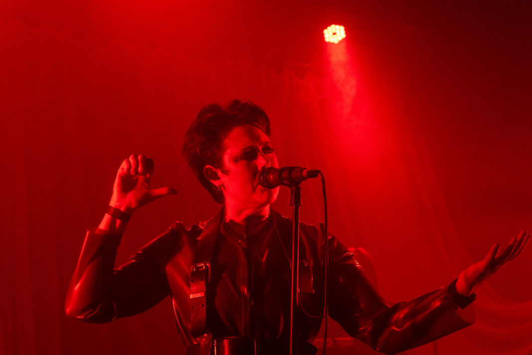 Louisahhh chanteuse de Pain Magazine en concert le 4 avril à Fri-Son, Fribourg, Suisse